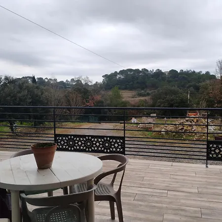 Grande 2 ,salle De Bain, Grand Sejour Avec Cuisine Equipee Et Salle A Manger, Grande Terrasse De 40m2 Donnant Sur Un Grand Jardin Avec Un Parking En Gravier De 500m2 * Tornac