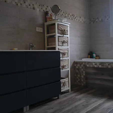 Grande 2 ,salle De Bain, Grand Sejour Avec Cuisine Equipee Et Salle A Manger, Grande Terrasse De 40m2 Donnant Sur Un Grand Jardin Avec Un Parking En Gravier De 500m2 *