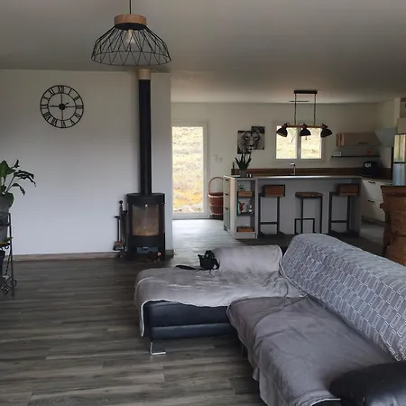 Grande 2 ,salle De Bain, Grand Sejour Avec Cuisine Equipee Et Salle A Manger, Grande Terrasse De 40m2 Donnant Sur Un Grand Jardin Avec Un Parking En Gravier De 500m2 Tornac