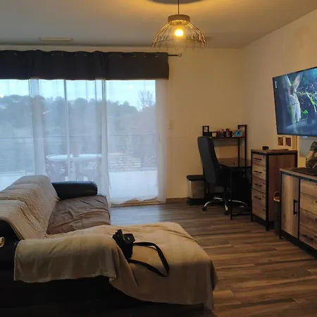 Grande 2 ,salle De Bain, Grand Sejour Avec Cuisine Equipee Et Salle A Manger, Grande Terrasse De 40m2 Donnant Sur Un Grand Jardin Avec Un Parking En Gravier De 500m2 * Tornac