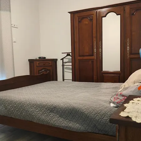 Grande 2 ,salle De Bain, Grand Sejour Avec Cuisine Equipee Et Salle A Manger, Grande Terrasse De 40m2 Donnant Sur Un Grand Jardin Avec Un Parking En Gravier De 500m2 Vila