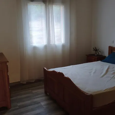 Grande 2 ,salle De Bain, Grand Sejour Avec Cuisine Equipee Et Salle A Manger, Grande Terrasse De 40m2 Donnant Sur Un Grand Jardin Avec Un Parking En Gravier De 500m2