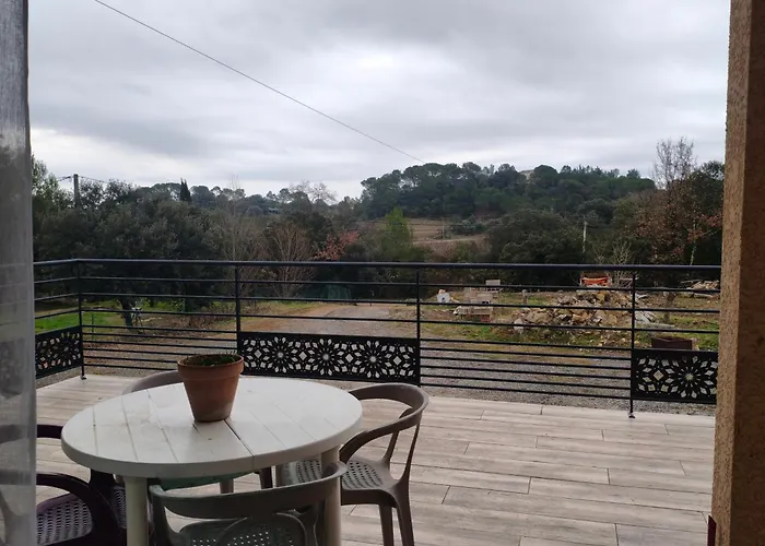 Grande 2 ,salle De Bain, Grand Sejour Avec Cuisine Equipee Et Salle A Manger, Grande Terrasse De 40m2 Donnant Sur Un Grand Jardin Avec Un Parking En Gravier De 500m2 * Tornac