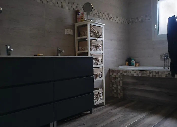 Grande 2 ,salle De Bain, Grand Sejour Avec Cuisine Equipee Et Salle A Manger, Grande Terrasse De 40m2 Donnant Sur Un Grand Jardin Avec Un Parking En Gravier De 500m2 *