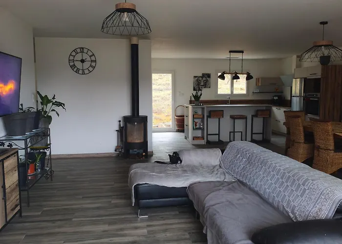 Grande 2 ,salle De Bain, Grand Sejour Avec Cuisine Equipee Et Salle A Manger, Grande Terrasse De 40m2 Donnant Sur Un Grand Jardin Avec Un Parking En Gravier De 500m2 Tornac