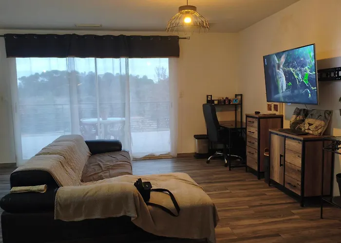 Grande 2 ,salle De Bain, Grand Sejour Avec Cuisine Equipee Et Salle A Manger, Grande Terrasse De 40m2 Donnant Sur Un Grand Jardin Avec Un Parking En Gravier De 500m2 * Tornac