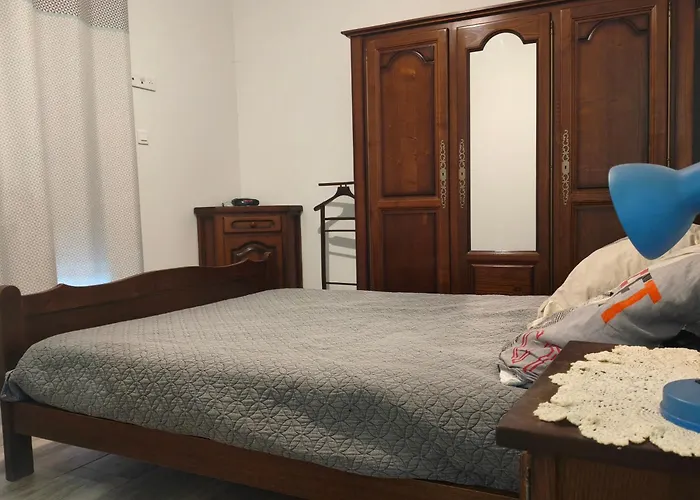 Grande 2 ,salle De Bain, Grand Sejour Avec Cuisine Equipee Et Salle A Manger, Grande Terrasse De 40m2 Donnant Sur Un Grand Jardin Avec Un Parking En Gravier De 500m2 Vila
