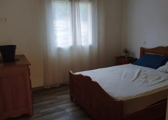 Grande 2 ,salle De Bain, Grand Sejour Avec Cuisine Equipee Et Salle A Manger, Grande Terrasse De 40m2 Donnant Sur Un Grand Jardin Avec Un Parking En Gravier De 500m2
